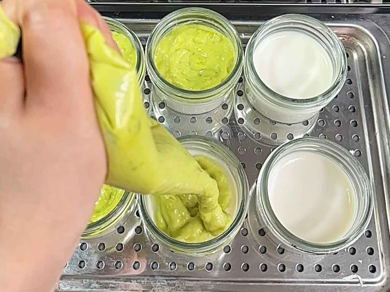 Bơm lớp cốm xanh dẻo lên sữa chua